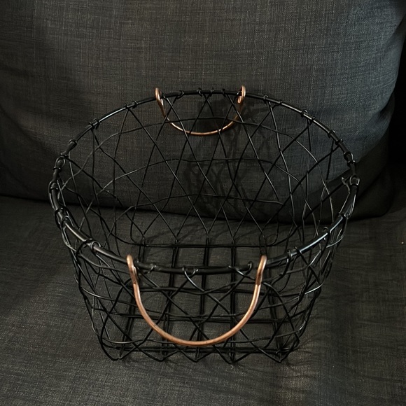 Black wicker basket with rose gold handles - Picture 2 of 4